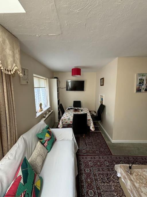 Private Gated Development In Bridge, Cosy With Great Transport Links * Londra