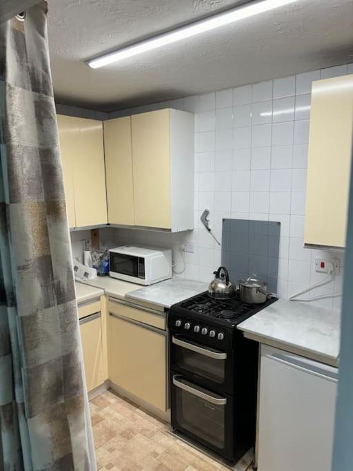 Private Gated Development In Bridge, Cosy With Great Transport Links Apartament Londra