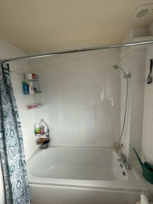 Private Gated Development In Bridge, Cosy With Great Transport Links Londra