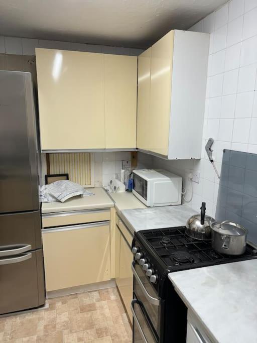 Private Gated Development In Bridge, Cosy With Great Transport Links * Londra