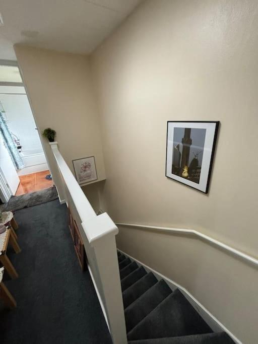 Apartament Private Gated Development In Bridge, Cosy With Great Transport Links Londra