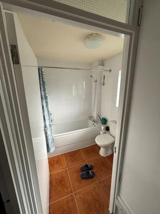 Private Gated Development In Bridge, Cosy With Great Transport Links Londra