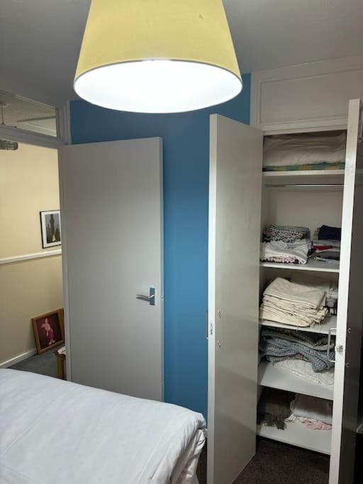 Apartament Private Gated Development In Bridge, Cosy With Great Transport Links Londra